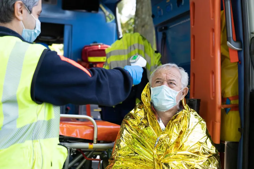 image d'une personne avec une couverture de survie