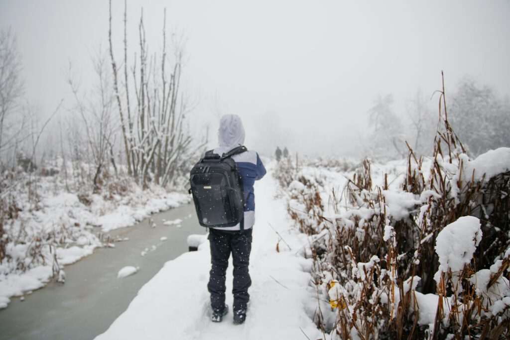 Randonneur en hiver sous la neige