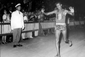Abebe Bikila pieds nus à l'arrivée